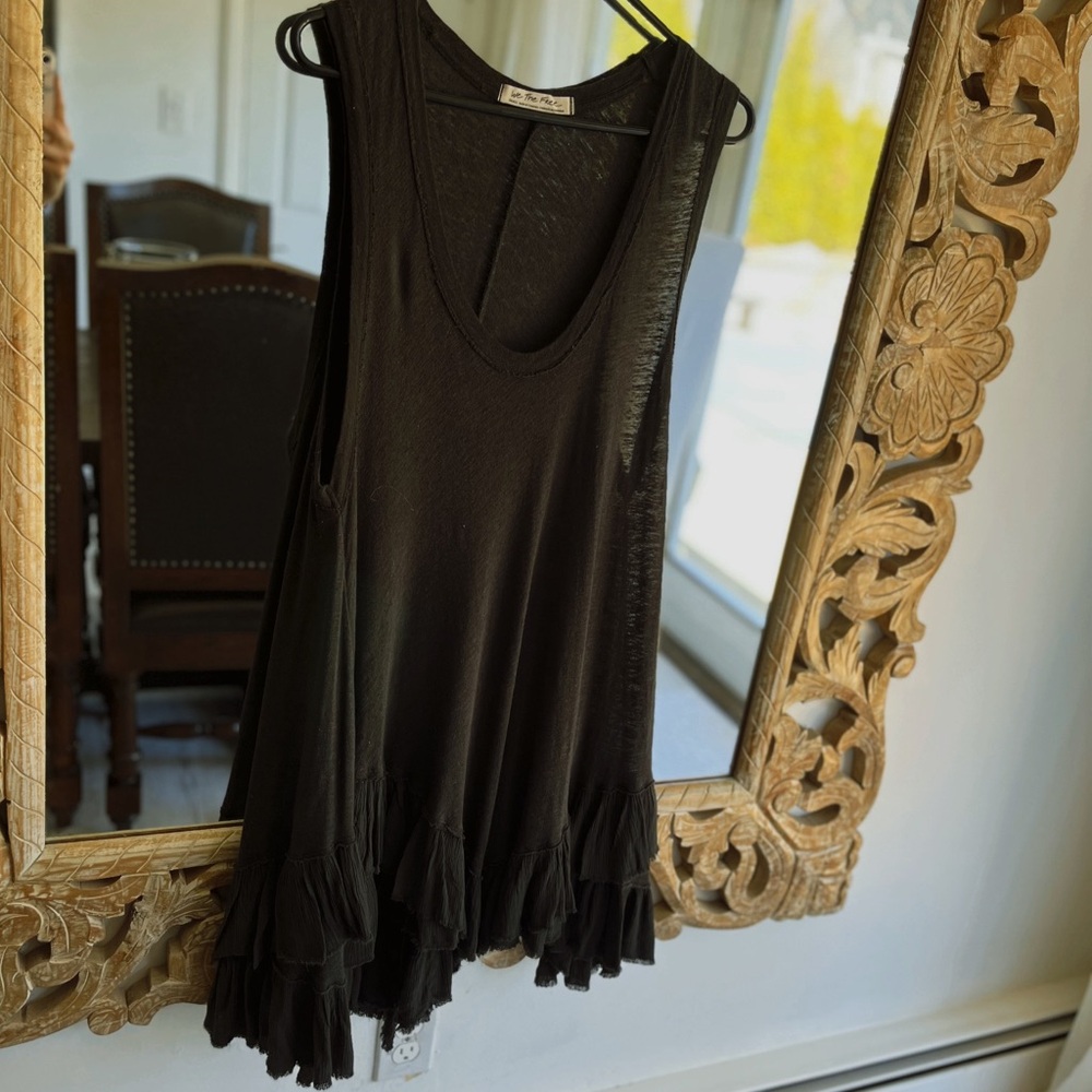 WE THE FREE BLACK RUFFLED BOTTOM TANK TOP🦋